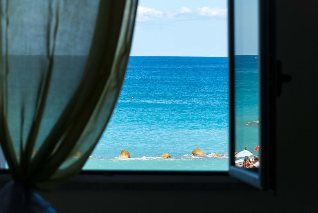 In Riva Al Mare B&B Capo dʼOrlando Extérieur photo