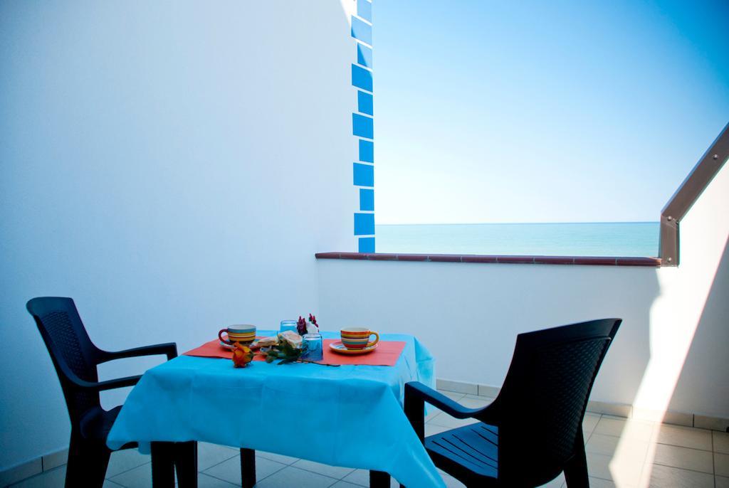 In Riva Al Mare B&B Capo dʼOrlando Chambre photo