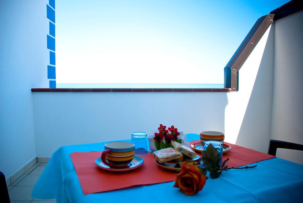 In Riva Al Mare B&B Capo dʼOrlando Chambre photo